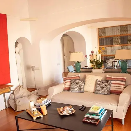 Joey - Prestigious With Private Garage In The Heart Of
