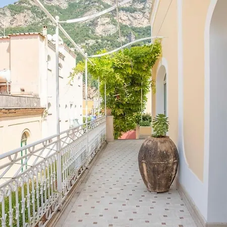 Joey - Prestigious With Private Garage In The Heart Of Villa *