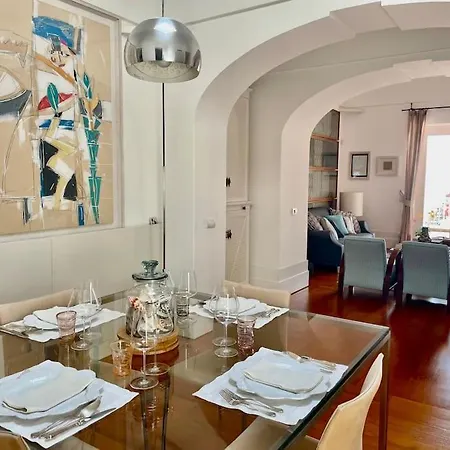 Joey - Prestigious With Private Garage In The Heart Of