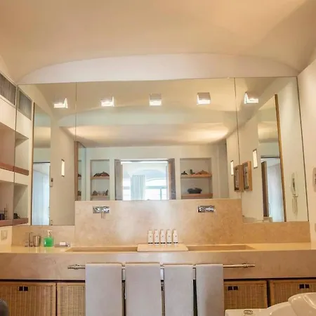 Joey - Prestigious With Private Garage In The Heart Of Villa *
