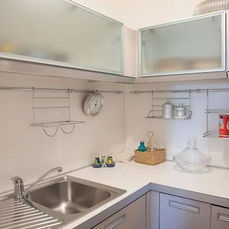 Joey - Prestigious With Private Garage In The Heart Of Villa *