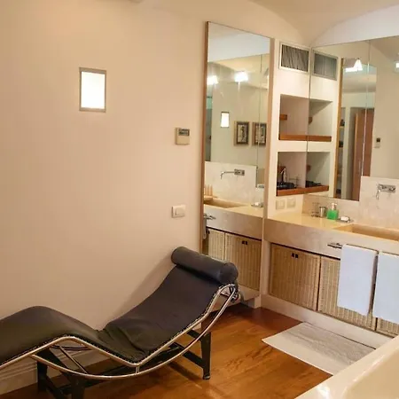 Joey - Prestigious With Private Garage In The Heart Of Villa *