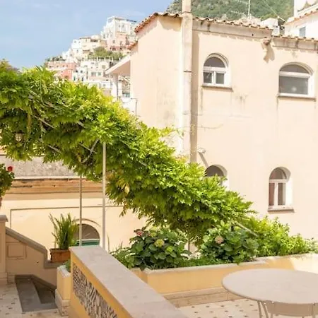 Joey - Prestigious With Private Garage In The Heart Of