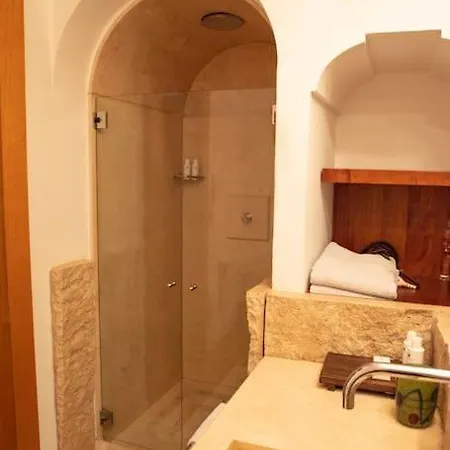 Joey - Prestigious With Private Garage In The Heart Of Villa *