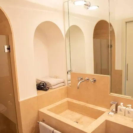 Joey - Prestigious With Private Garage In The Heart Of Villa
