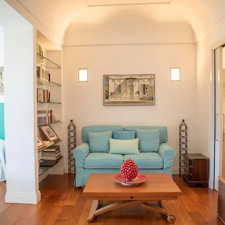 Joey - Prestigious With Private Garage In The Heart Of Villa *